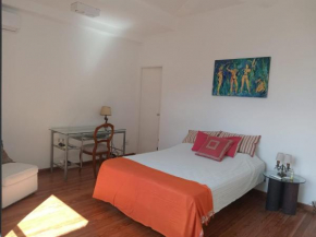 Habitación con baño uso exclusivo en una casa compartida en primer piso por escalera